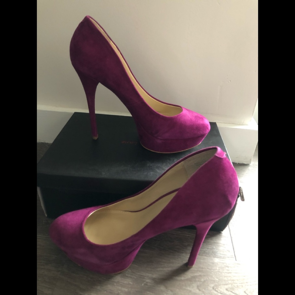 ALDO FAUX SUEDE FUSHIA PUMPS!!!
